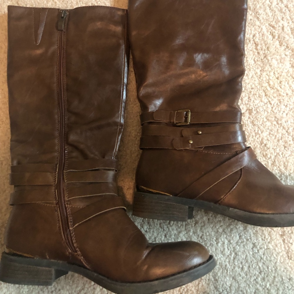 Full-zip brown women’s low heeled boots.